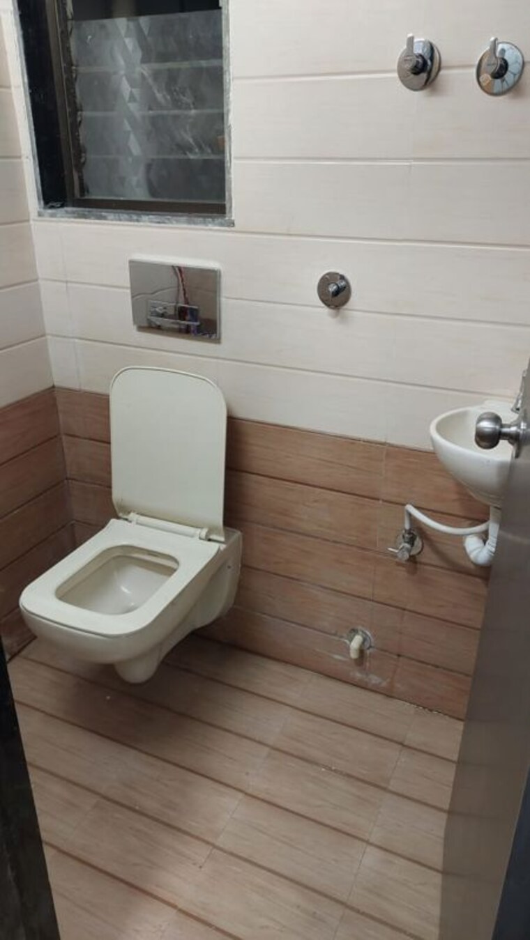 Bathroom, sai-sangam Commercial Office Space 600 Sq.Ft. In Cbd Belapur Sector 15 Navi Mumbai 10610349