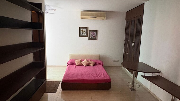 Bedroom, hauz khas 2 Bedroom 120 Sq.Yd. Builder Floor In Hauz Khas Delhi 10610404