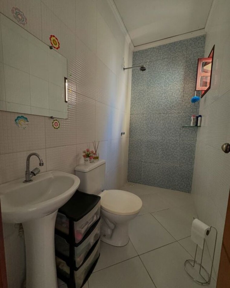 Bathroom, vineet khand 6 Pg For Boys & Girls In Vineet Khand 6 10610423