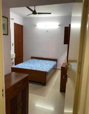Room in 2 BHK Apartment at Hazratganj – for Rent