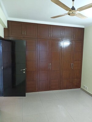 Room in 3 BHK Apartment at DLF The Wellington Estate, Dlf Phase V – for Rent