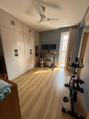 Bathroom in 4 BHK Apartment at DLF The Wellington Estate, Dlf Phase V – for Rent