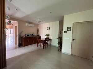 Room in 4 BHK Apartment at DLF The Wellington Estate, Dlf Phase V – for Rent