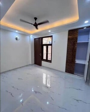 Room in 3 BHK Apartment at Chattarpur – for Rent
