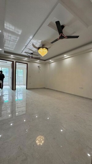 Room in 3 BHK Apartment at Chattarpur – for Rent