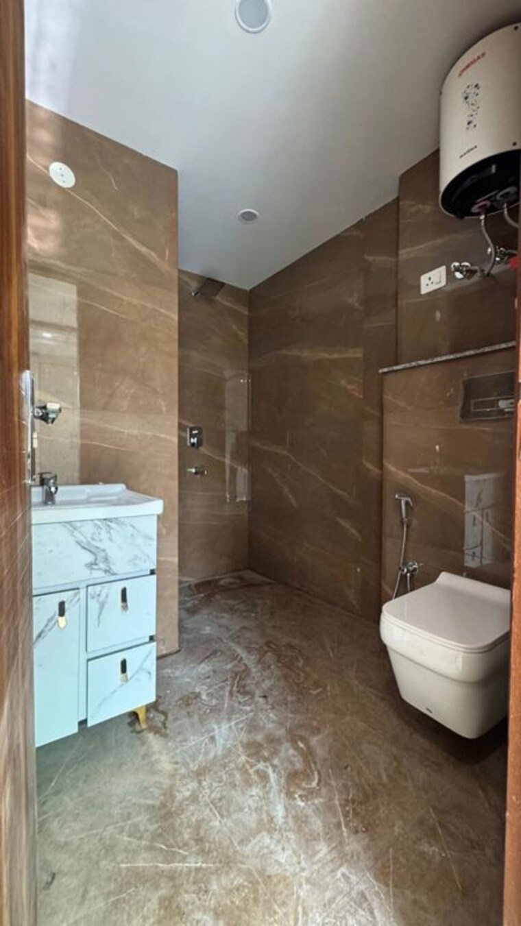 Bathroom, chattarpur 3 Bedroom 1350 Sq.Ft. Apartment In Chattarpur Delhi 10610815