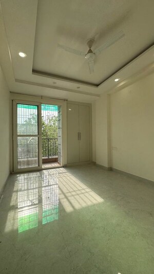 Room in 3 BHK Apartment at Chattarpur – for Rent