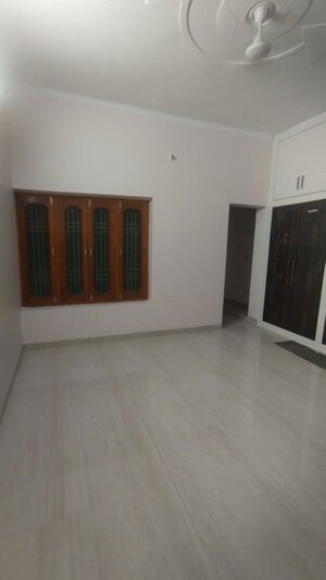 Room in 2 BHK Builder Floor at Gomti Nagar – for Rent