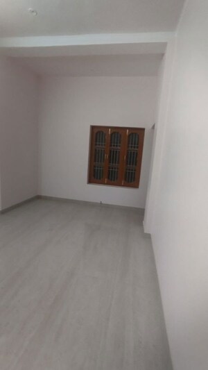 Room in 2 BHK Builder Floor at Gomti Nagar – for Rent