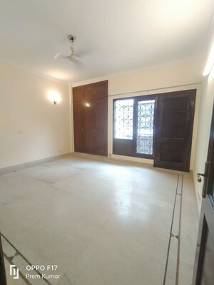 Room in 4 BHK Apartment at Amar Colony – for Rent