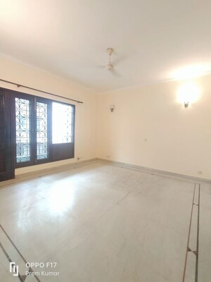 Room in 4 BHK Apartment at Amar Colony – for Rent