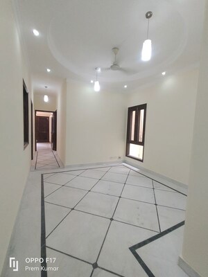 Room in 4 BHK Apartment at Amar Colony – for Rent