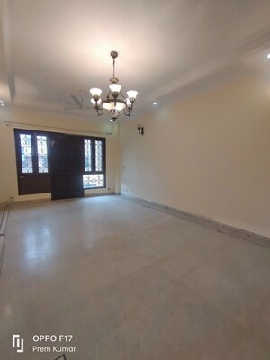 Room in 4 BHK Apartment at Amar Colony – for Rent