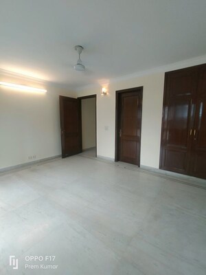 Room in 4 BHK Apartment at Amar Colony – for Rent