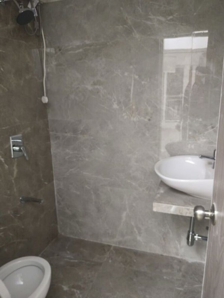 Bathroom, piramal-aranya-ahan 2 Bedroom 678 Sq.Ft. Apartment In Byculla Mumbai 10610878