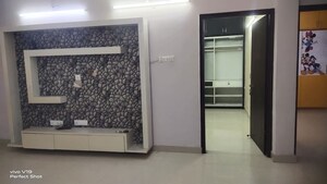 Room in 2.5 BHK Apartment at Soni Trinity Imperial, Mahanagar – for Rent