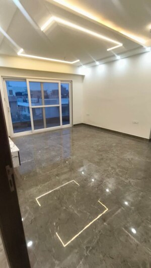 Room in 4 BHK Builder Floor at Sector 23 – for Rent