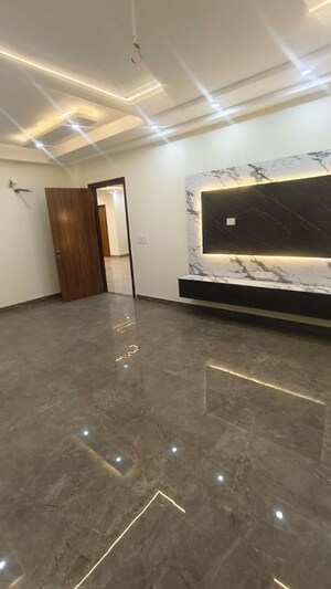 Room in 4 BHK Builder Floor at Sector 23 – for Rent