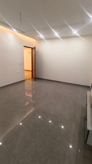 Room in 4 BHK Builder Floor at Sector 23 – for Rent