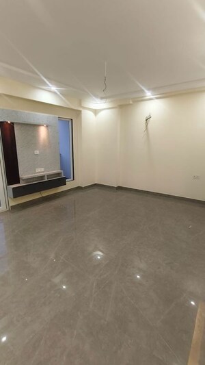 Room in 4 BHK Builder Floor at Sector 23 – for Rent
