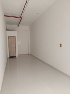 Room in 2 BHK Apartment at Piramal Aranya, Byculla – for Rent