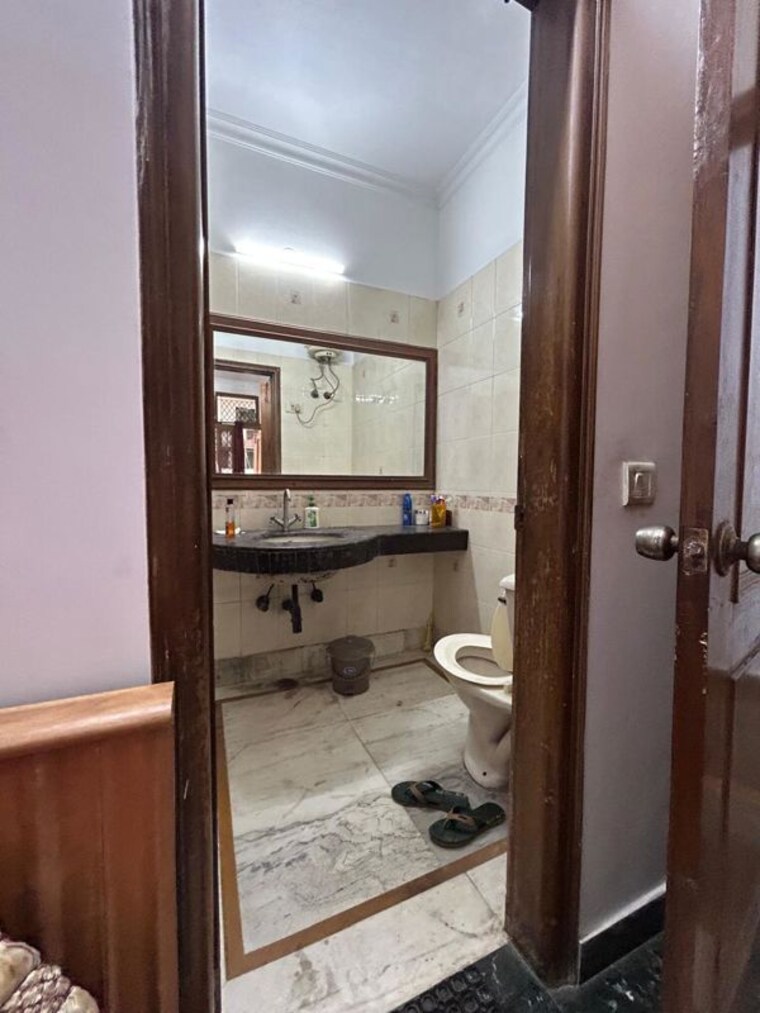 Bathroom, chittaranjan park 3 Bedroom 1400 Sq.Ft. Builder Floor In Chittaranjan Park Delhi 10610970