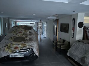 Parking in 3 BHK Builder Floor at Lajpat Nagar – for Sale