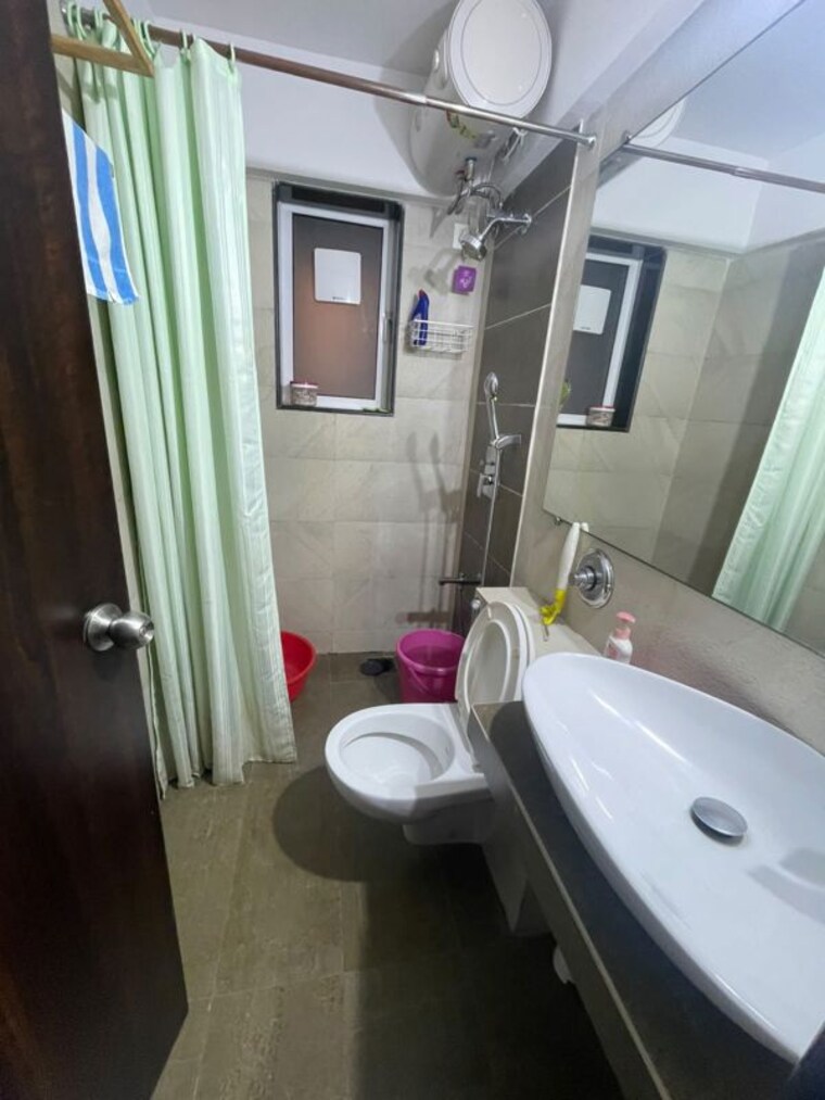 Bathroom, hubtown-hill-crest 2 Bedroom 864 Sq.Ft. Apartment In Andheri East Mumbai 10611028
