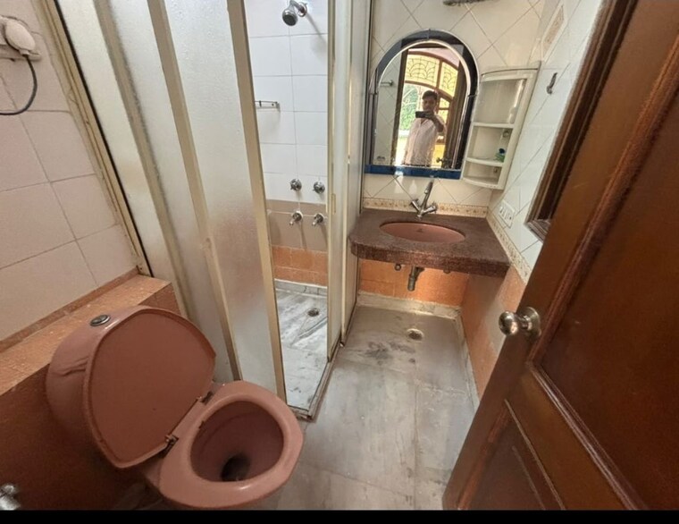 Bathroom, east of kailash 2 Bedroom 125 Sq.Yd. Builder Floor In East Of Kailash Delhi 10611103