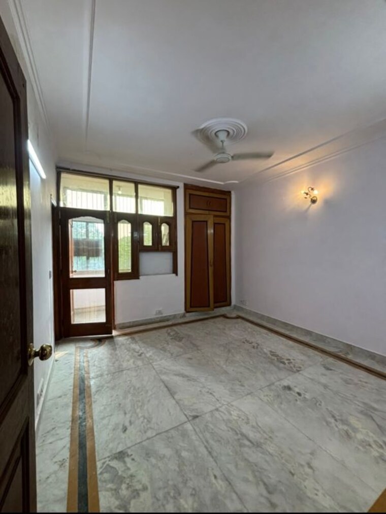 Room, east of kailash 2 Bedroom 125 Sq.Yd. Builder Floor In East Of Kailash Delhi 10611103