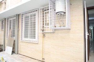 Room in 4 BHK Apartment at Vasant Kunj – for Rent