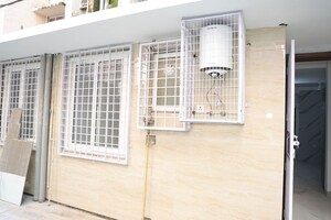 Room in 4 BHK Apartment at Vasant Kunj – for Rent