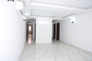 Room in 4 BHK Apartment at Vasant Kunj – for Rent