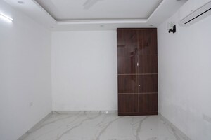 Room in 4 BHK Apartment at Vasant Kunj – for Rent