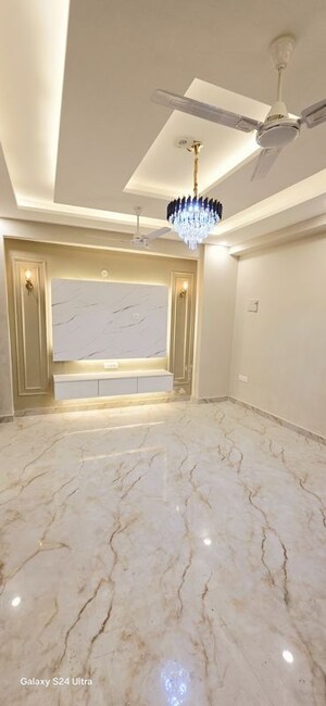 Room in 3 BHK Builder Floor at Lucky The Palm Valley, Sector 1 Greater Noida – for Sale