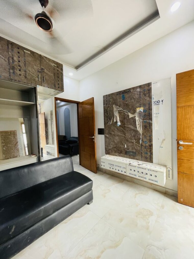 Living Room, sector 73 2 Bedroom 1100 Sq.Ft. Builder Floor In Sector 73 Noida 10611148