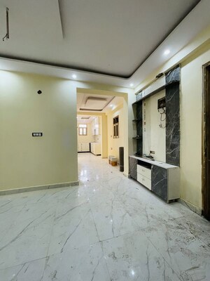 Room in 3 BHK Builder Floor at Sector 73 – for Sale