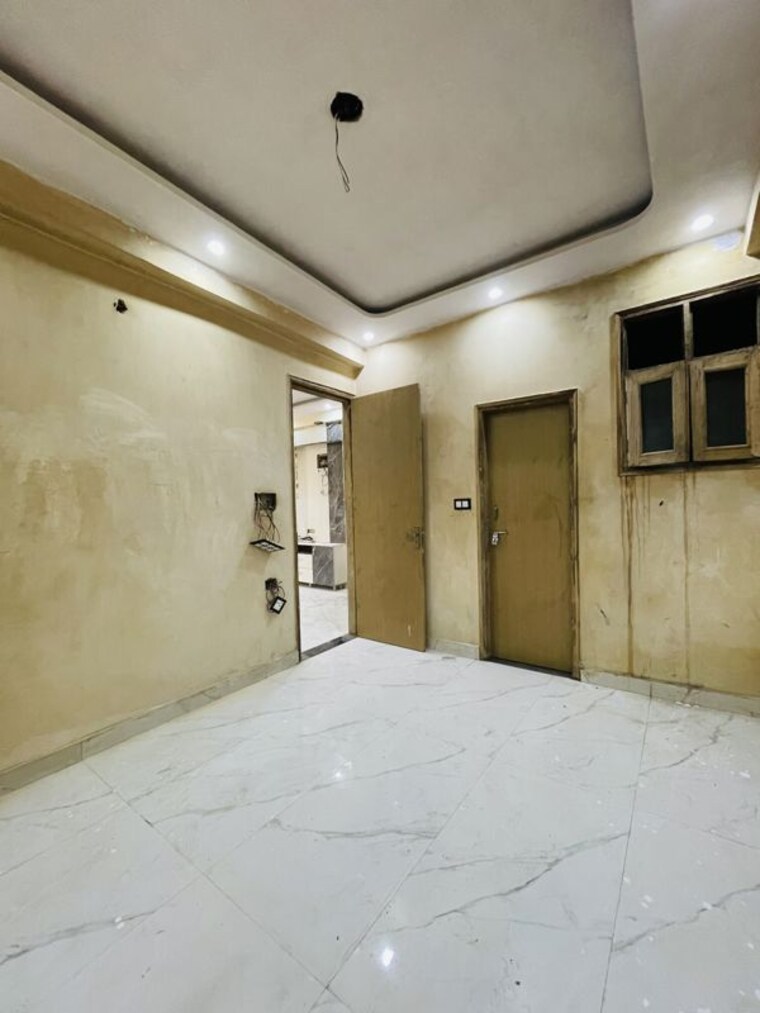 Room, sector 73 3 Bedroom 1400 Sq.Ft. Builder Floor In Sector 73 Noida 10611156