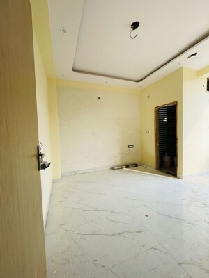Room in 3 BHK Builder Floor at Sector 73 – for Sale
