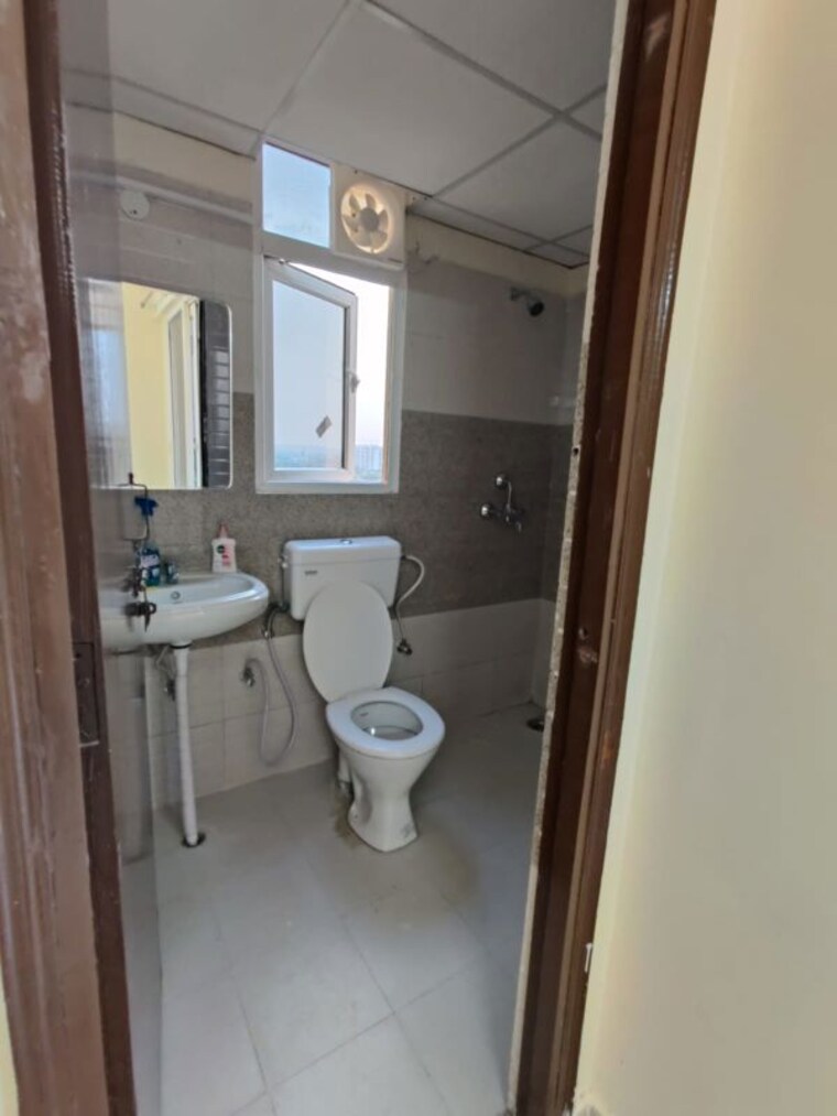 Bathroom, rof-aalayas-phase-2 3 Bedroom 1010 Sq.Ft. Apartment In Sector 102 Gurgaon 10611146