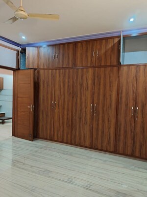 Furnished Amenities in 4 BHK Builder Floor at Sector 46 – for Rent