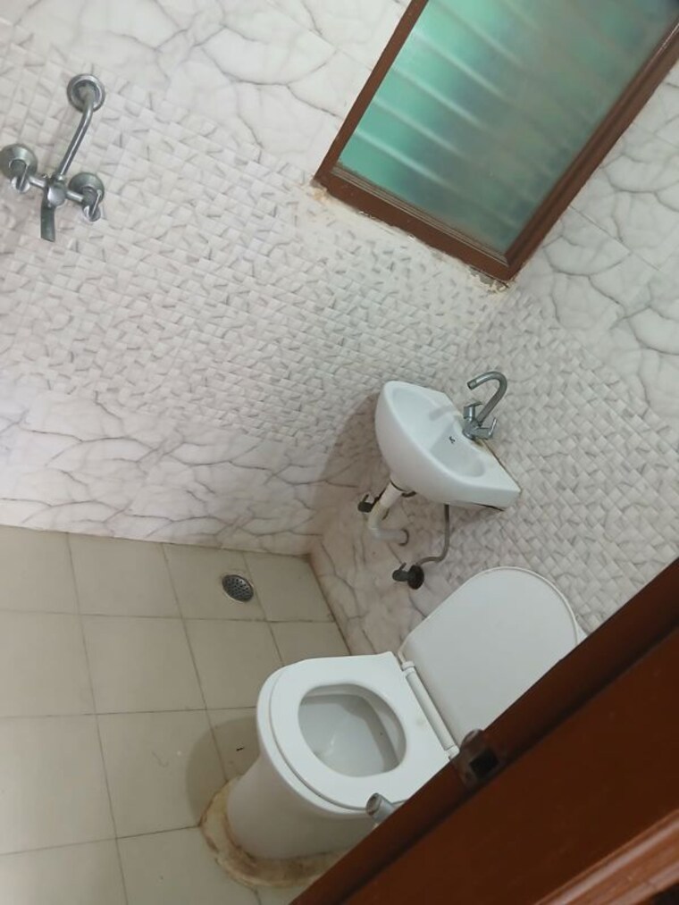 Bathroom, sector 38 3 Bedroom 1800 Sq.Ft. Builder Floor In Sector 38 Gurgaon 10611159