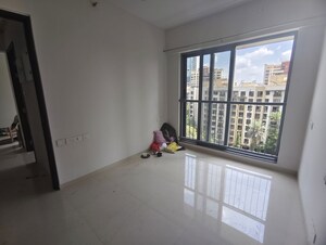 Room in 1.5 BHK Apartment at Kalpataru Elitus, Mulund West – for Rent