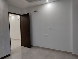 Room in 3 BHK Builder Floor at Ansal Sushant Lok I, Sector 43 – for Rent