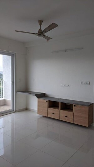 Room in 3 BHK Apartment at Godrej Aqua, International Airport Road – for Rent