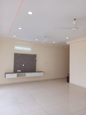 Room in 3 BHK Apartment at Godrej Aqua, International Airport Road – for Rent