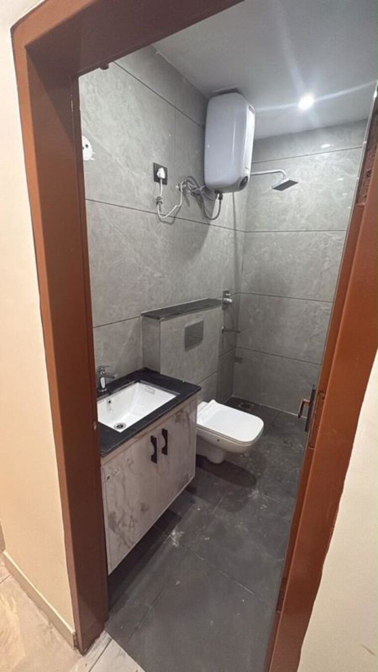 Bathroom, sector 31 3 Bedroom 2000 Sq.Ft. Builder Floor In Sector 31 Gurgaon 10611277