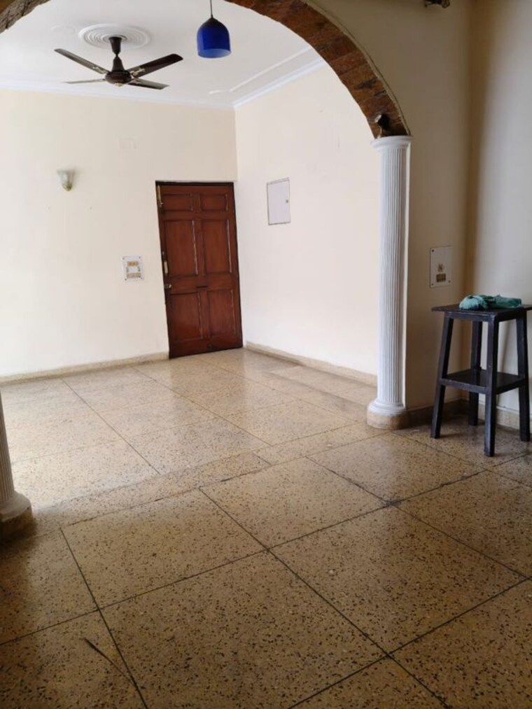 Room, sector 30 2.5 Bedroom 300 Sq.Mt. Villa In Sector 30 Noida 10611314