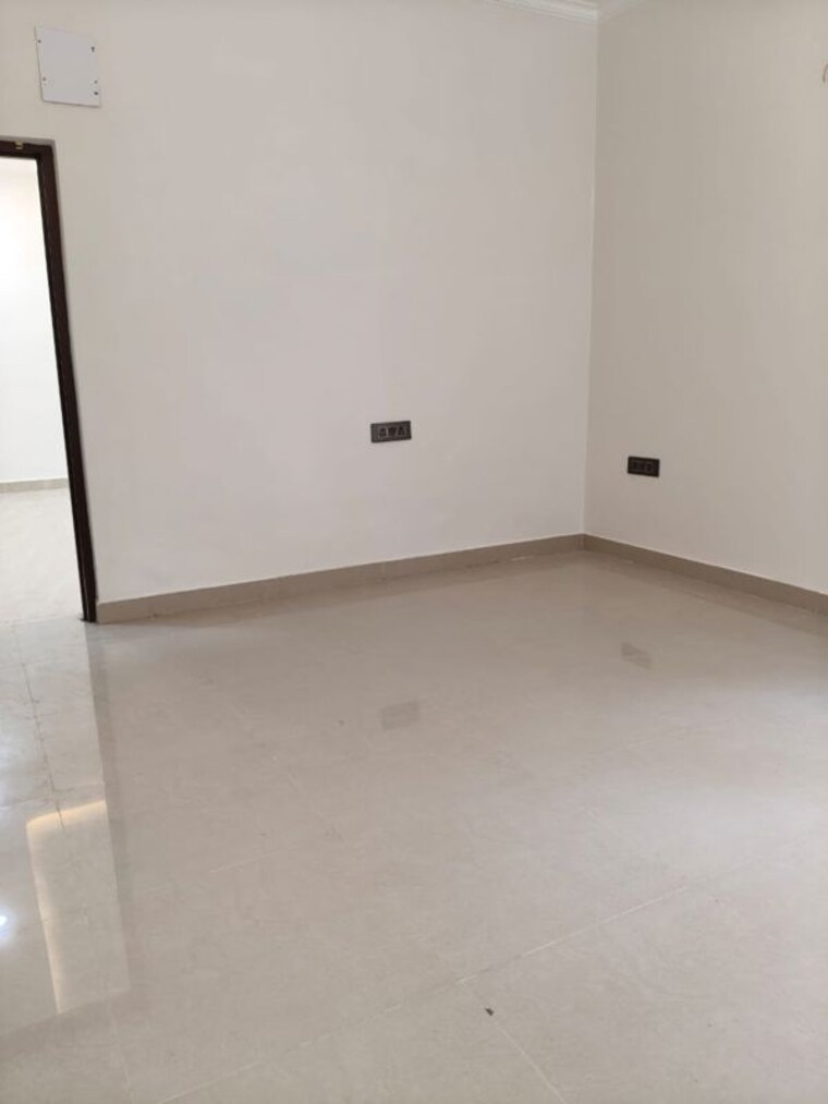 Room, sector 46 3.5 Bedroom 300 Sq.Mt. Villa In Sector 46 Noida 10611348