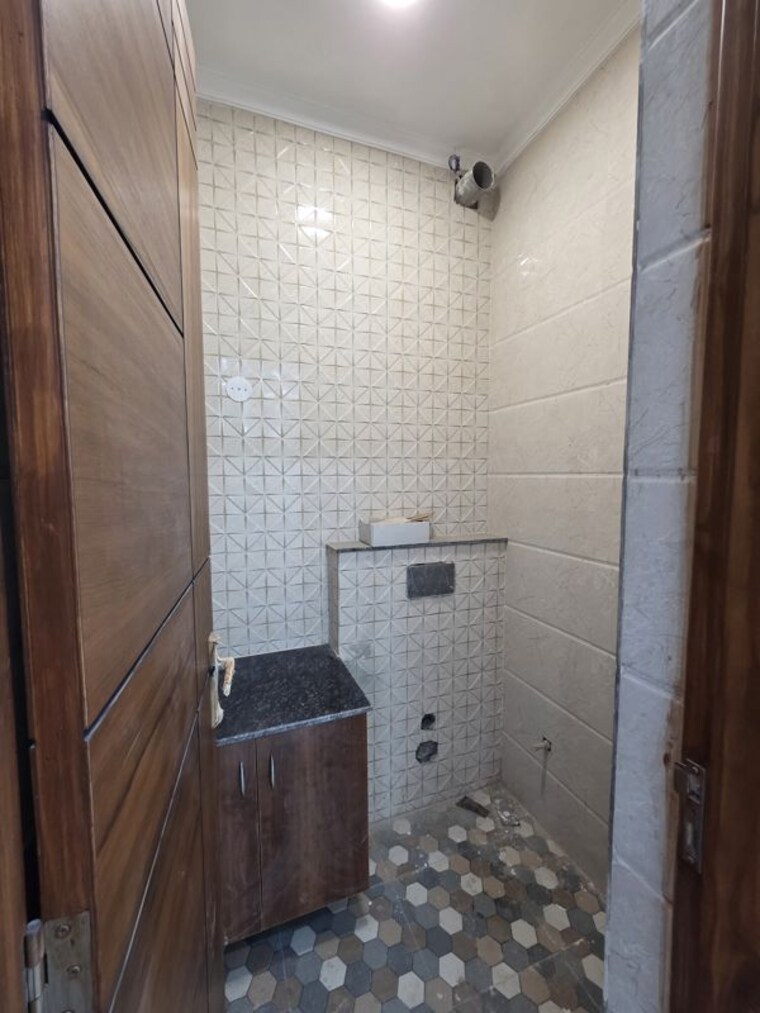 Bathroom, green fields colony 4 Bedroom 2250 Sq.Ft. Builder Floor In Green Fields Colony Faridabad 10611354